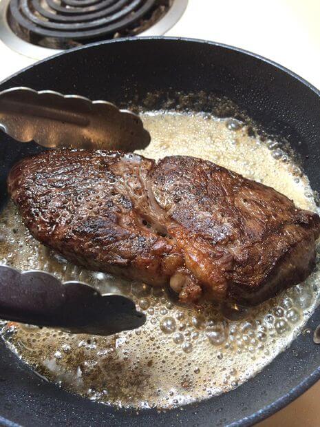 Как правильно пожарить простой стейк с чесночным ароматом на сковороде