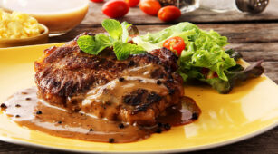 Маринованный стейк с соусом